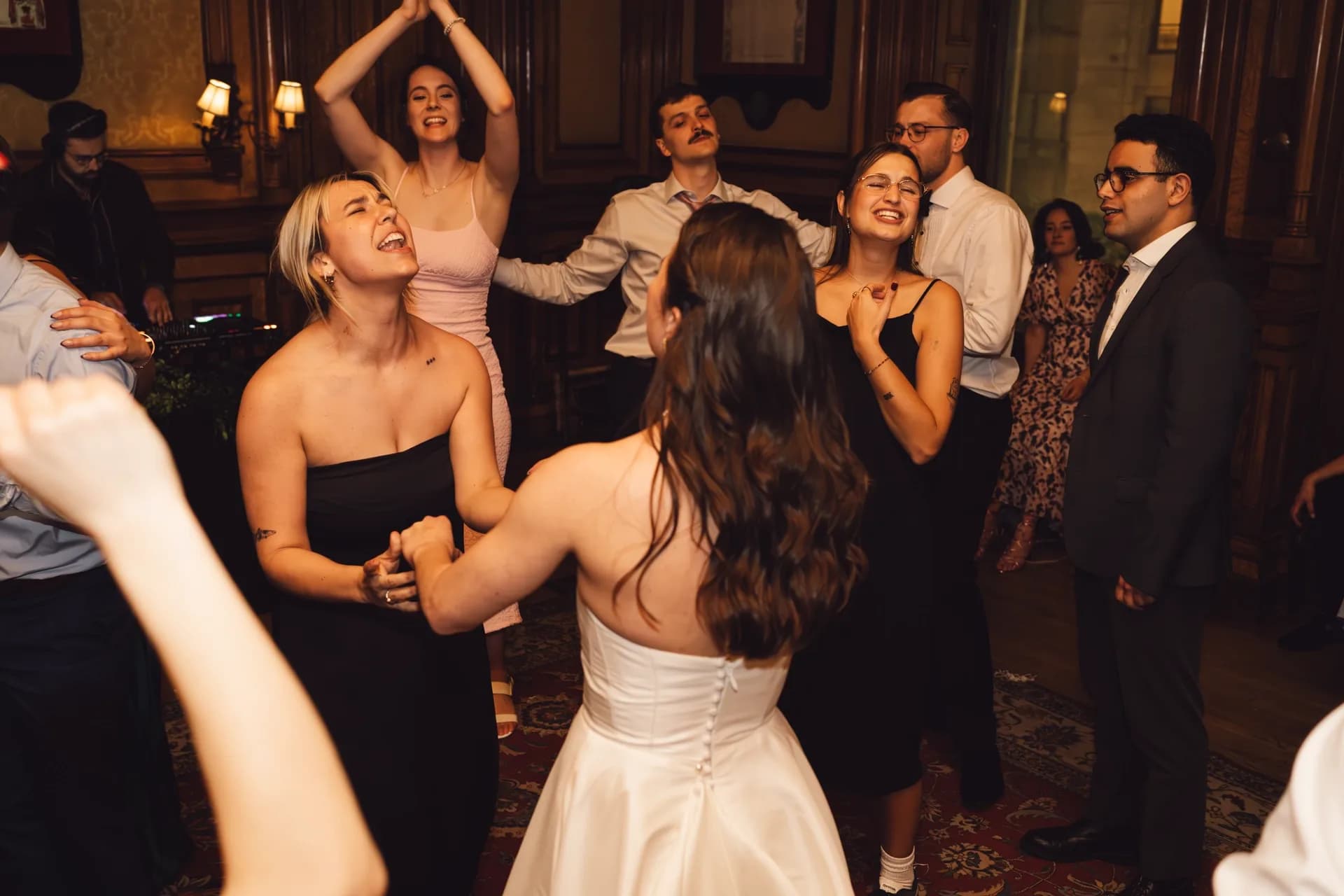 Danse en soirée, lumière chaude