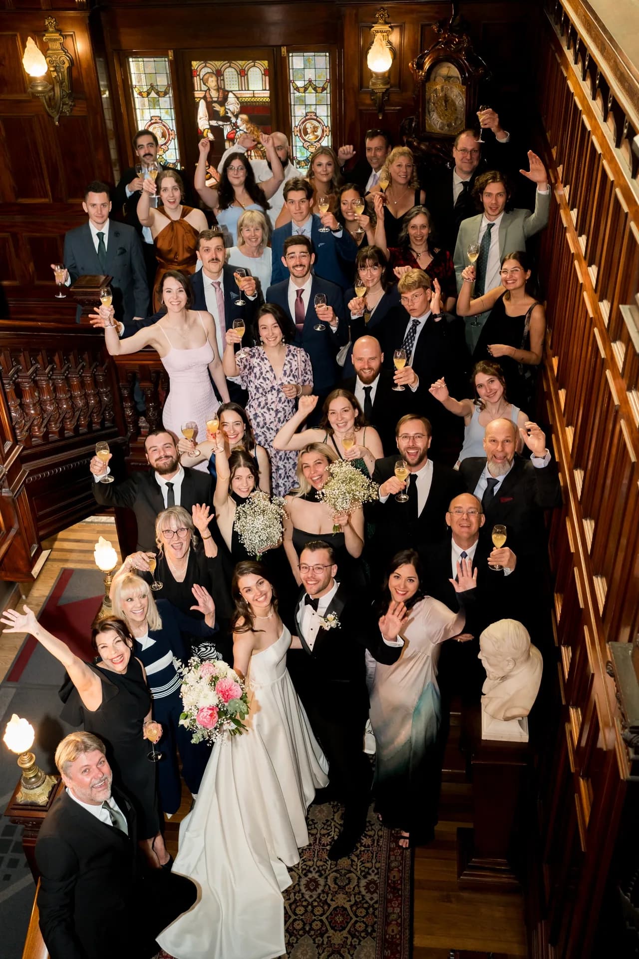 Photo de groupe joyeuse dans un escalier
